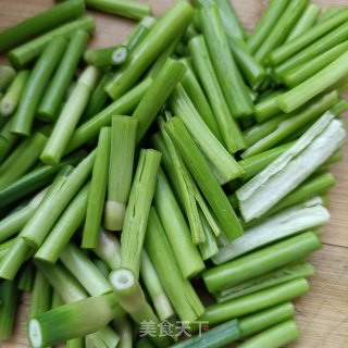 蒜苔炒鸡胗的做法步调：2