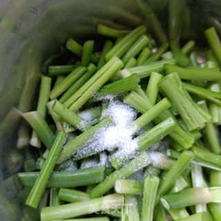蒜苔炒鸡胗的做法步调：3