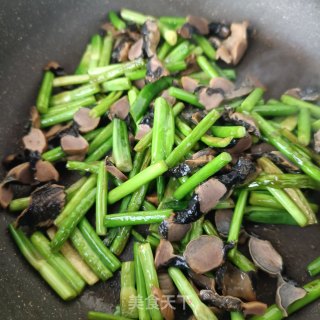 蒜苔炒鸡胗的做法步调：11