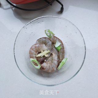 茴喷鼻炸年夜虾的做法步调：1