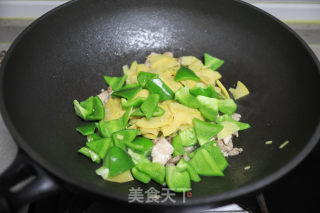 陈喷鼻坚老的肉片炒笋椒的做法步调：5