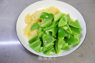 陈喷鼻坚老的肉片炒笋椒的做法步调：3