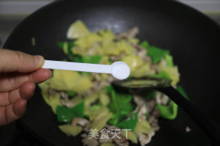 陈喷鼻坚老的肉片炒笋椒的做法步调：6