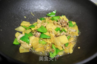 陈喷鼻坚老的肉片炒笋椒的做法步调：8