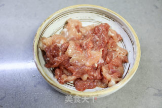 陈喷鼻坚老的肉片炒笋椒的做法步调：2