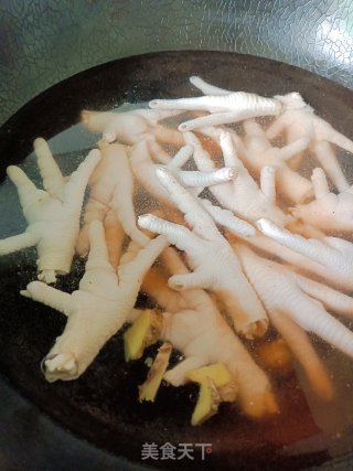 蒜喷鼻鸡爪的做法步调：1