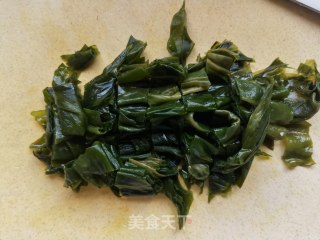 荷兰黄瓜洋葱拌小海带的做法步调：1