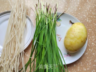 韭菜土豆汤里的做法步调：1