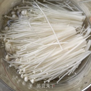 金针菇莴苣叶拌虾仁的做法步调：6