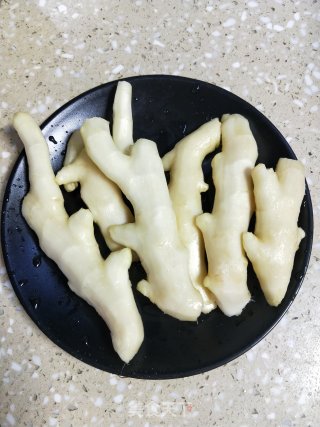 仔姜炒肉片的做法步调：1