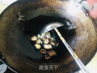 喷鼻菇炒小利剑菜的做法步调：2