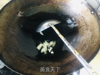 喷鼻菇炒小利剑菜的做法步调：1