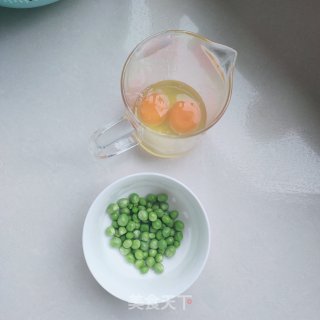 豌豆炒鸡蛋的做法步调：1