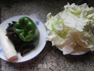 乌木耳纯炒包心菜的做法步调：1