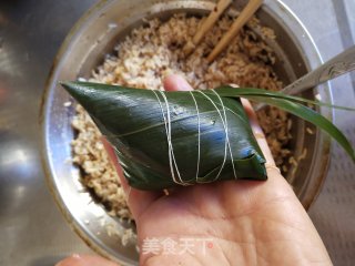牛肉肠蛋黄粽的做法步调：9