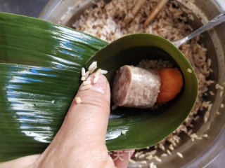 牛肉肠蛋黄粽的做法步调：7