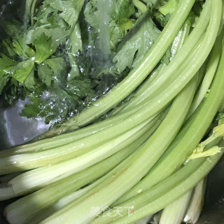 芹菜火饺的做法步调：3