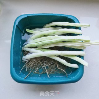 炸鸡块炖豆角的做法步调：1