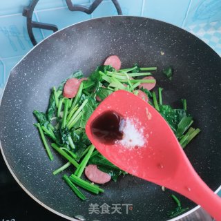 白肠炒菠菜的做法步调：6