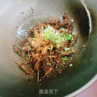 五喷鼻牙签牛肉的做法步调：13
