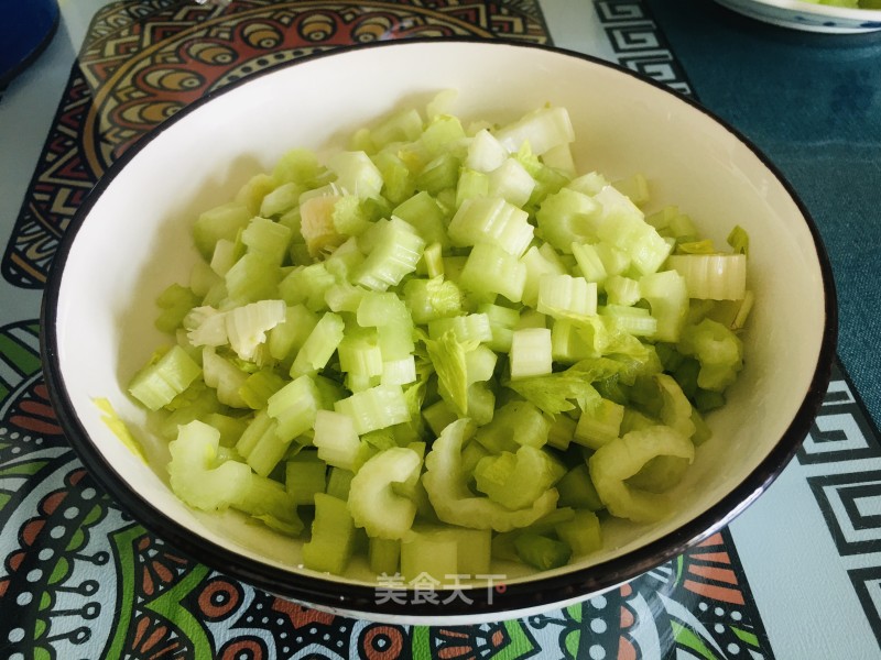 盐渍芹菜心的做法