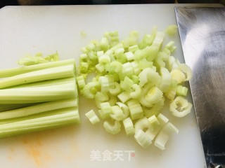 盐渍芹菜心的做法步调：1