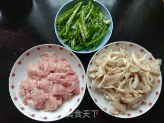 仄菇青椒炒肉的做法步调：1