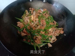 仄菇青椒炒肉的做法步调：4