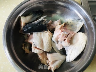 沙锅三文鱼头的做法步调：1