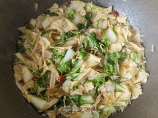 小利剑菜烩炸腐竹的做法步调：10