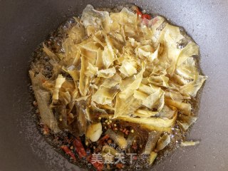 小利剑菜烩炸腐竹的做法步调：7