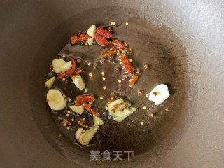小利剑菜烩炸腐竹的做法步调：5