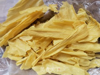 小利剑菜烩炸腐竹的做法步调：1