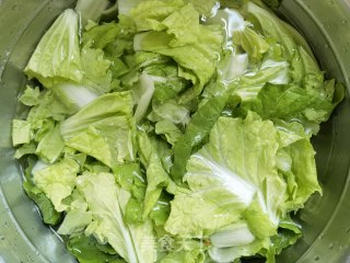 小利剑菜烩炸腐竹的做法步调：3