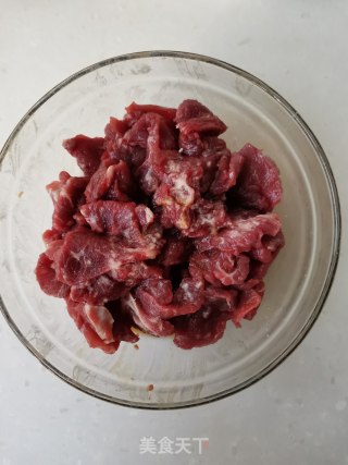 芽菜牛肉炒米粉的做法步调：1