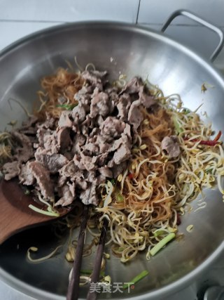 芽菜牛肉炒米粉的做法步调：9