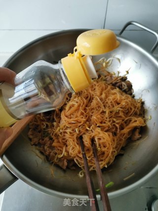 芽菜牛肉炒米粉的做法步调：10