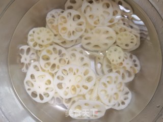 白油蒜泥拌莲菜的做法步调：3