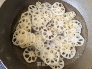 白油蒜泥拌莲菜的做法步调：2