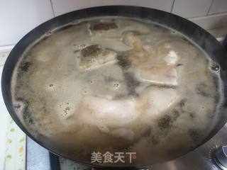卤肘子的做法步调：2