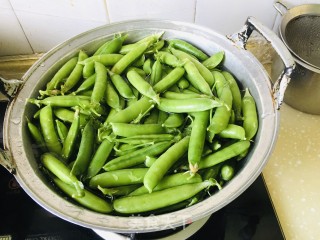 利剑火煮豌豆荚的做法步调：3