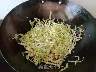 炝炒包菜的做法步调：3