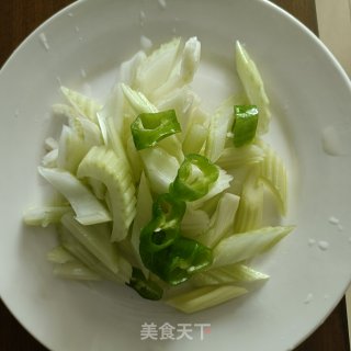 西芹炒牛肉的做法步调：3