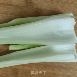 西芹炒牛肉的做法步调：1
