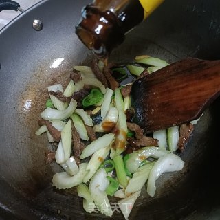 西芹炒牛肉的做法步调：9