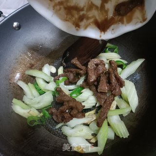 西芹炒牛肉的做法步调：8