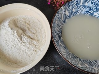 收里葱花饼的做法步调：1