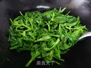 浑炒明月草的做法步调：2