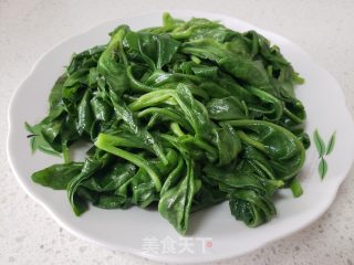 浑炒明月草的做法步调：3