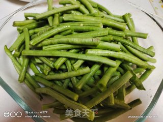 凉拌豆角的做法步调：1
